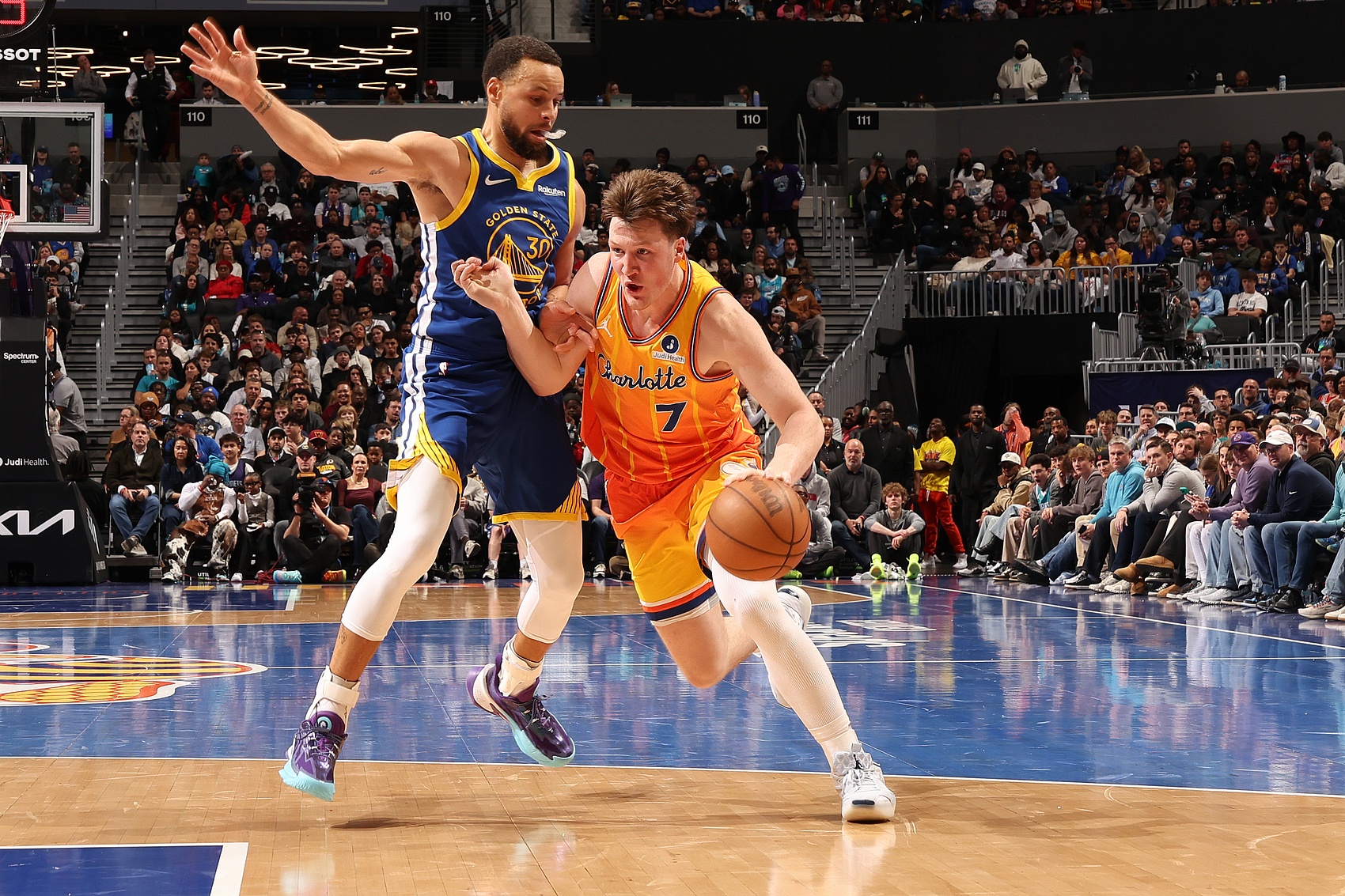 Bet365体育集团-单季20分且三项命中率至少50/40/100%场数:库里前2 克尼佩尔第3